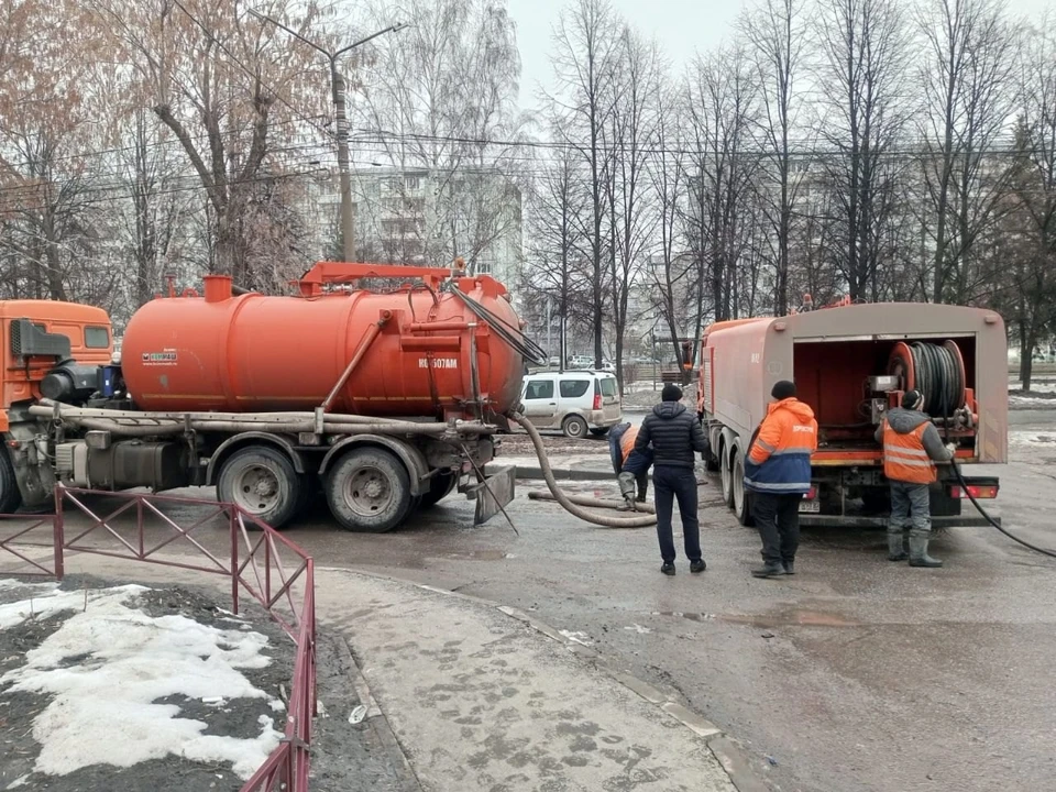 В Ульяновске на Камышинской по заявке депутатов прочистили замерзшую ливневку | ФОТО: Ульяновская Городская Дума