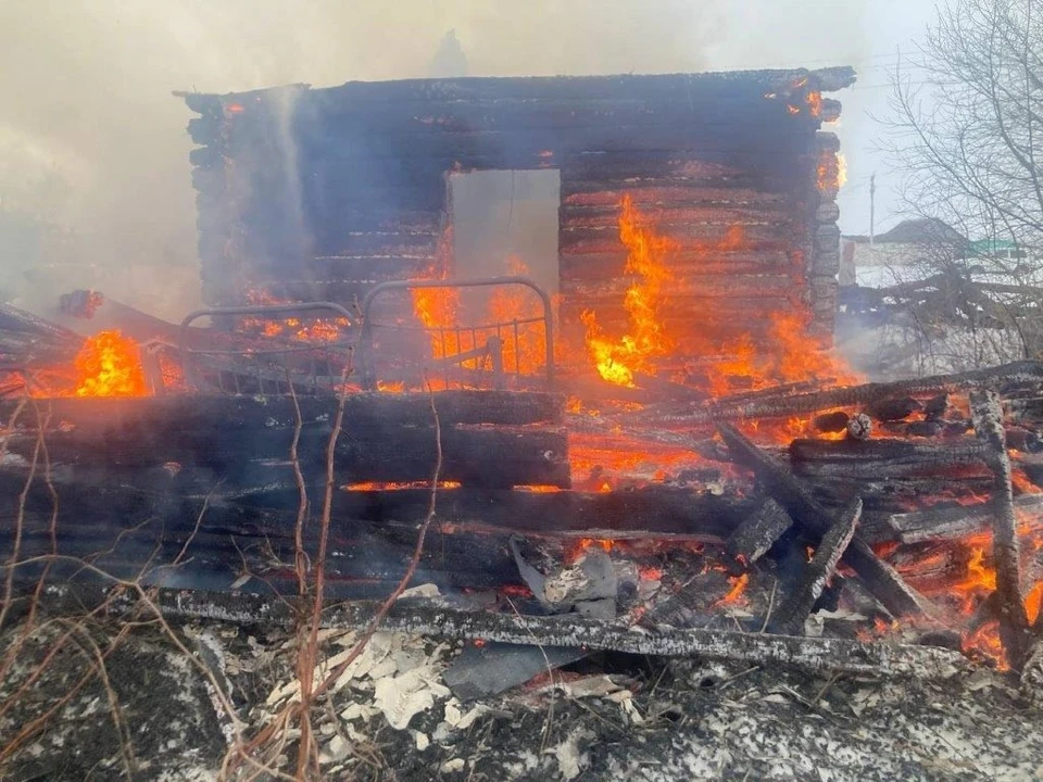 Жилой дом горел на площади 45 квадратных метров. Фото: ГКУ СО «Центр по делам ГО, ПБ и ЧС»