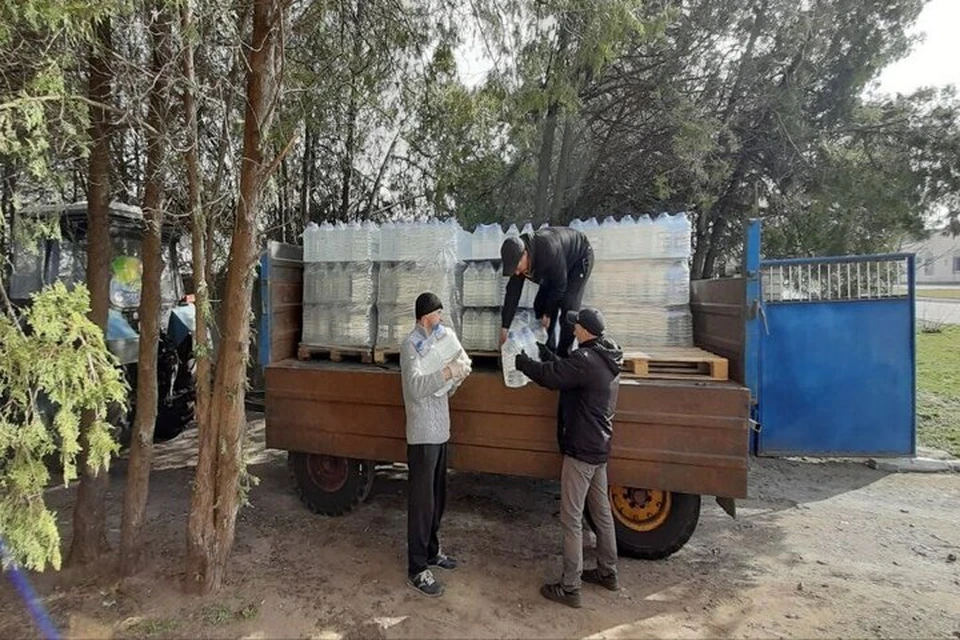 Жители Васильевки получают бутилированную воду. Фото: администрация Каховского округа