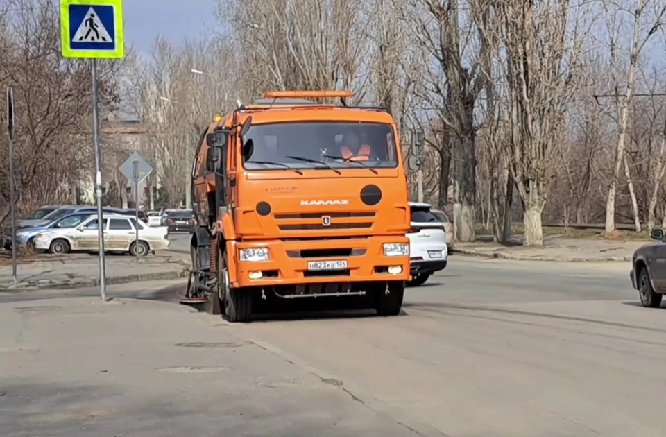 Спецтехника убирает улицы. Фото: мэрия.