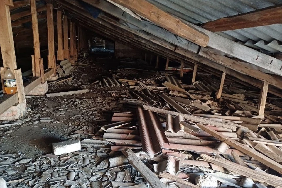 В Пологах ремонтируют крышу многоквартирного дома. ФОТО: администрация Пологовского МО
