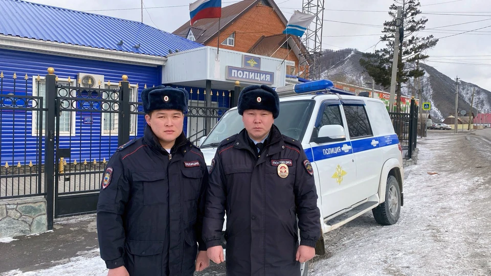 Полицейские оказали первую помощь