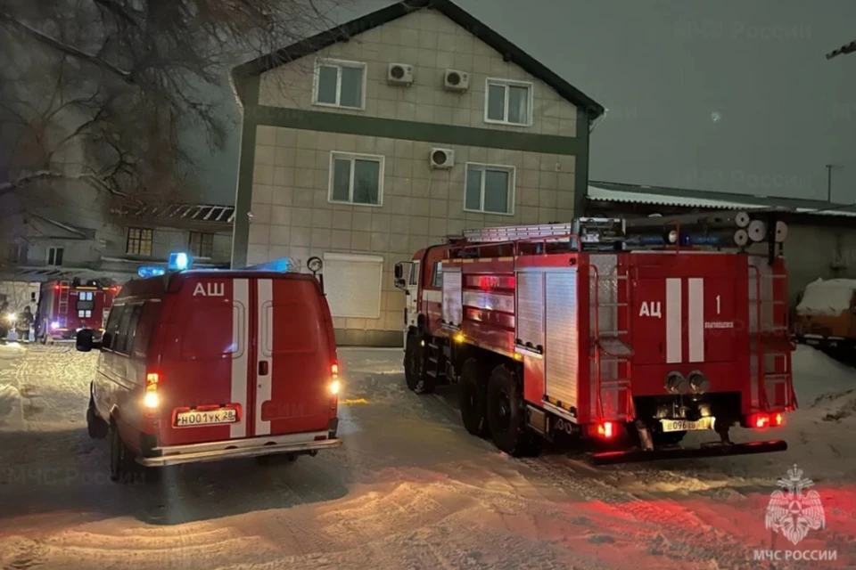 Силы МЧС потушили пожар в Благовещенске, где погибли пять человек. Фото: ГУ МЧС России по Амурской области