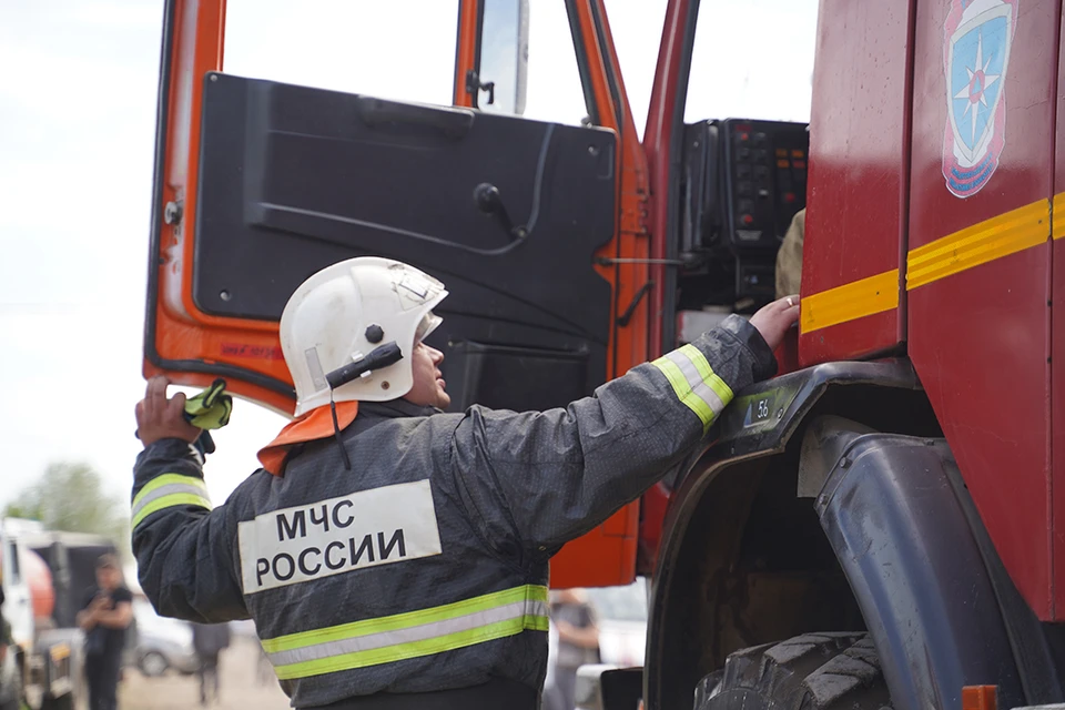 Сотрудники МЧС потушили возгорание сухой травы после падения БПЛА.