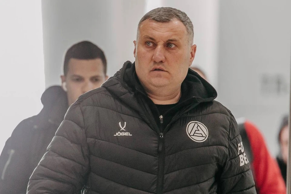 Заур Тедеев поблагодарил игроков за второй тайм. Фото: ФК «Акрон» (Тольятти)