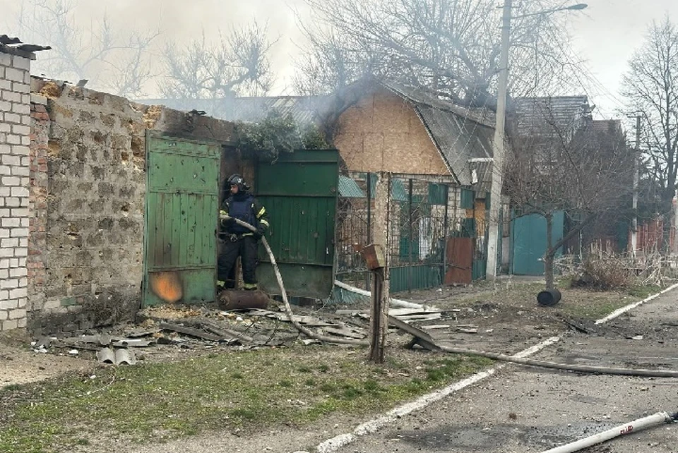 В результате обстрела пострадал гараж частного дома. ФОТО: тг-канал Виталия Гуры