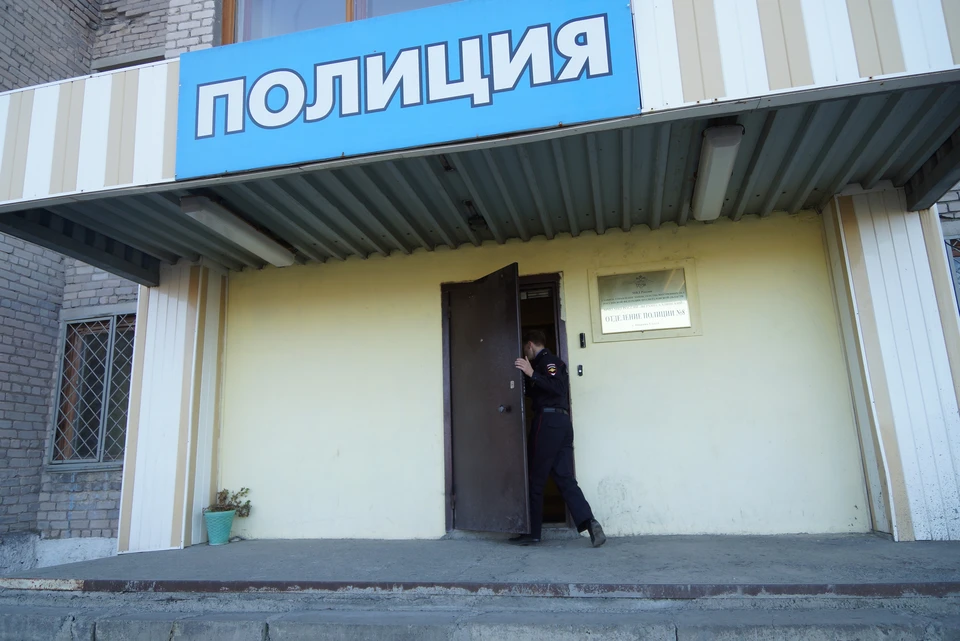 Хулигана задержали и доставили в отделение для дальнейшего разбирательства