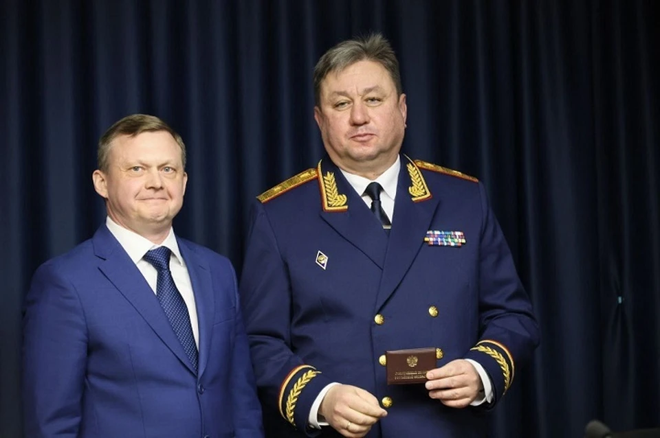 Богдану Францишко торжественно вручили удостоверение. Фото: пресс-служба Следственного комитета по Свердловской области