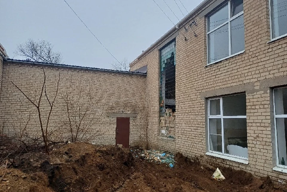 В Токмакской школе №16 монтируют широкоформатные окна. ФОТО: администрация Токмакского МО