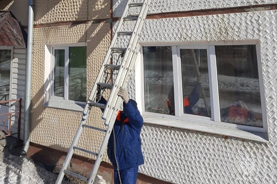 Спасатели через окно попали в квартиру и помогли жителю Магадана Фото: МЧС Магаданской области