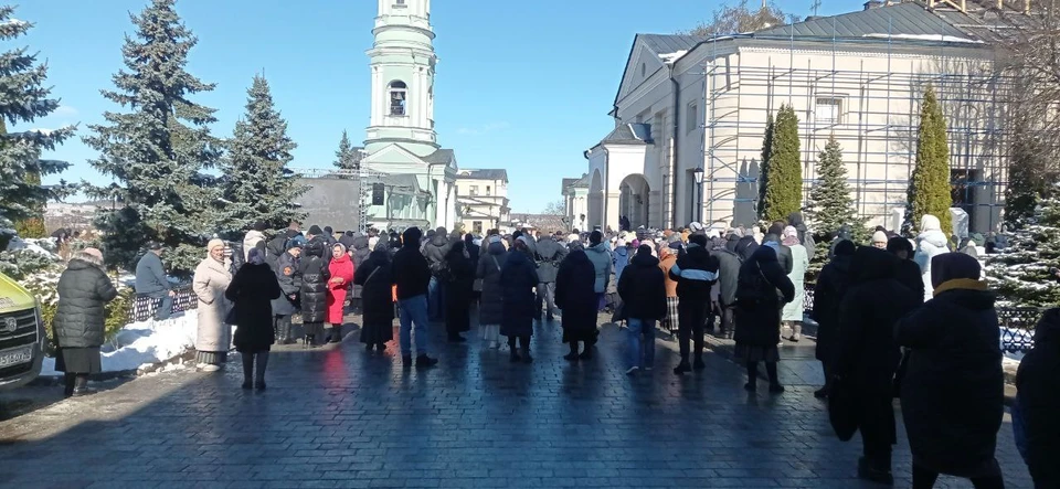 Сотни людей приехали на прощание со старцем Илием