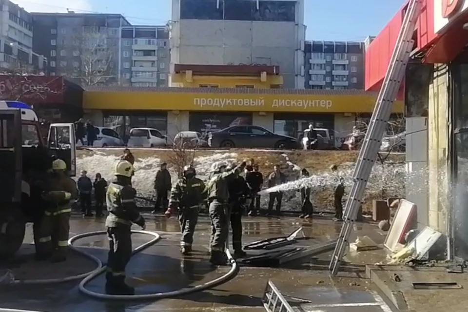 В Иркутске произошел пожар в здании в микрорайоне Университетский.