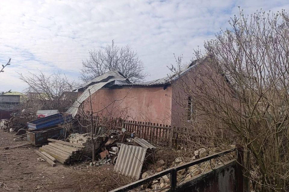 Киевские боевики сбросили боеприпас с беспилотника на дом в Новых Лагерях Фото: ТГ-канал Виталий Гура