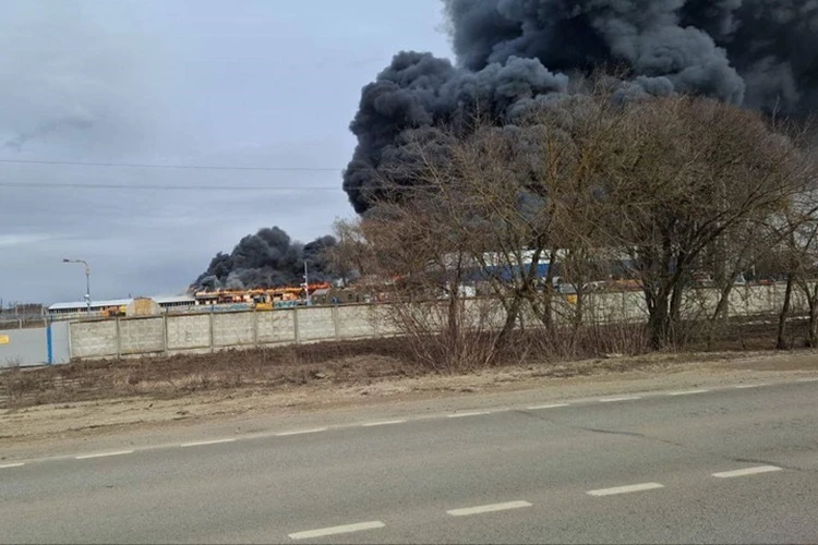Черный дым распространился на десятки метров: что известно о пожаре на площади 10 000 квадратных метров на складе в Марий Эл