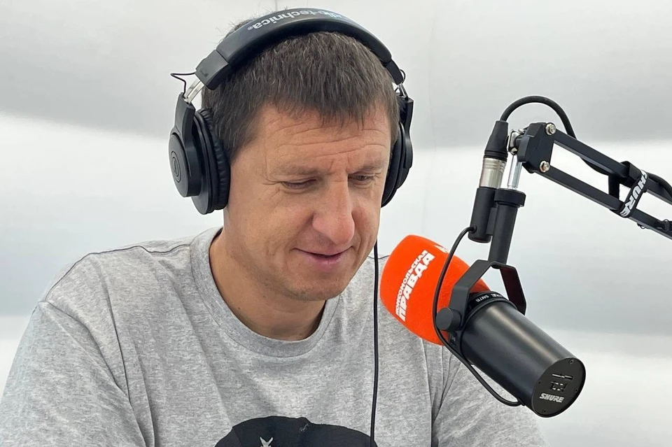 Михаил Пронин зачитывает новости на Радио КП-Рязань.