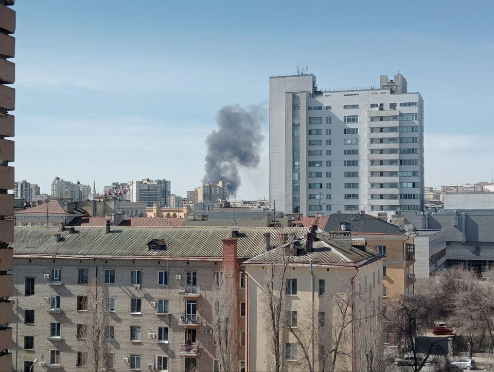 Столб дыма хорошо видно в центре города.