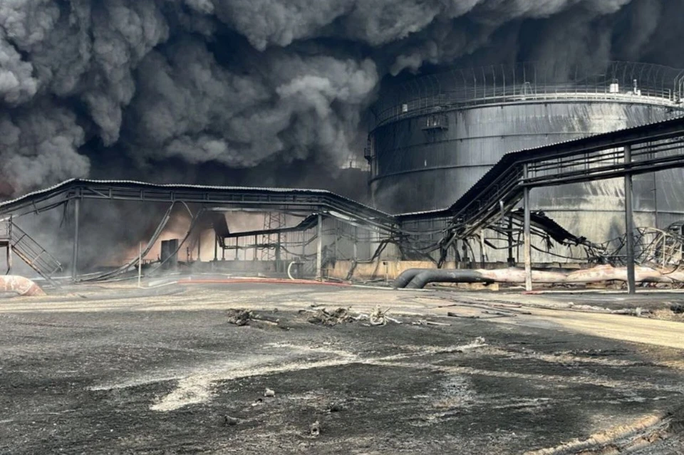 Территория нефтебазы в Кавказском районе покрыта пеплом после ликвидации пожара. Фото: пресс-служба администрации Краснодарского края