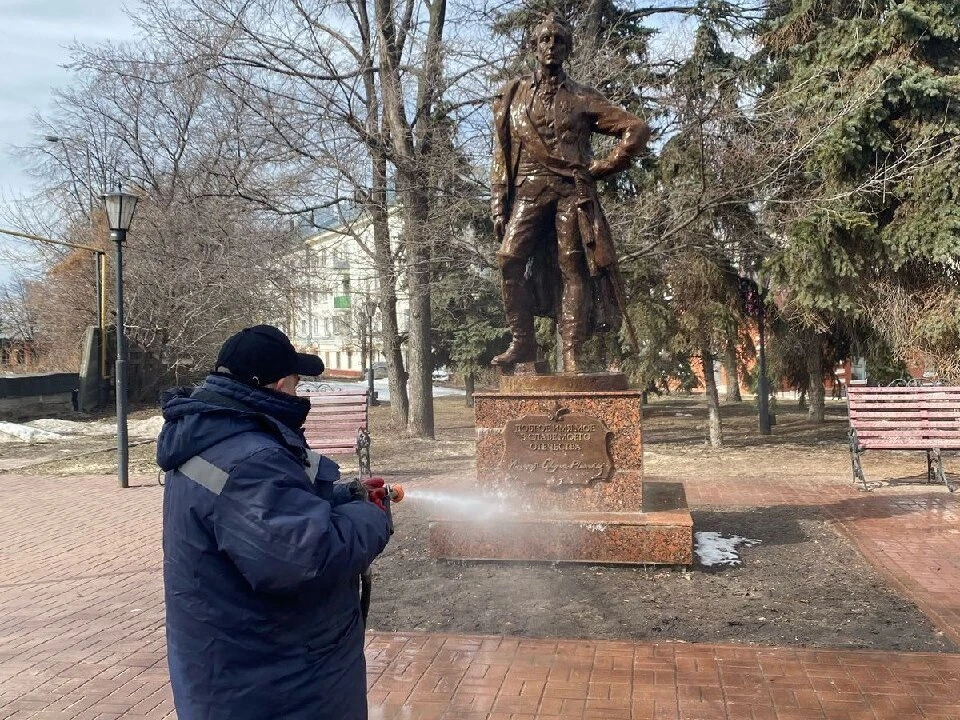 Ульяновские озеленители отмыли памятники от грязи и пыли. ФОТО: тг-канал Центра по благоустройству и озеленению Ульяновска