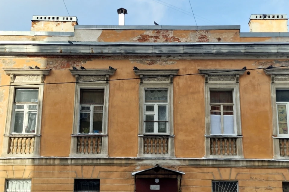 КГИОП через судебных приставов требует от управляющей компании отремонтировать фасады исторической постройки. Фото: КГИОП.