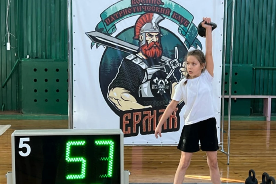 11-летняя девочка 334 раза подняла гирю на турнире под Новосибирском. Фото: Минспорт НСО.