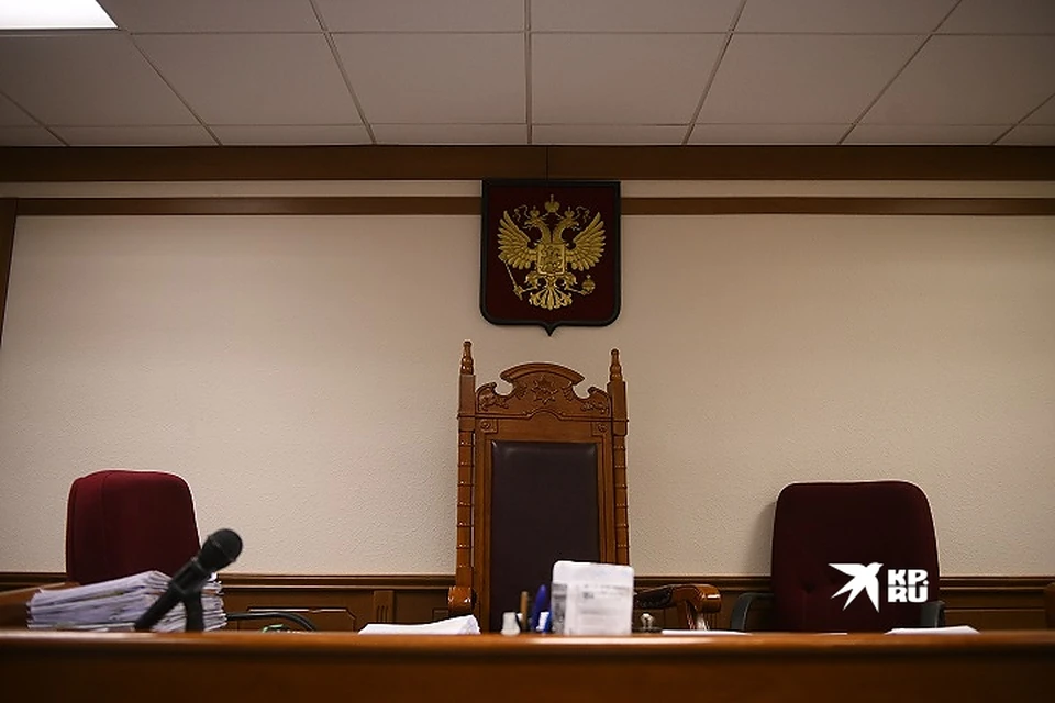 Судья не стал отстранять от работы директора скандальной школы