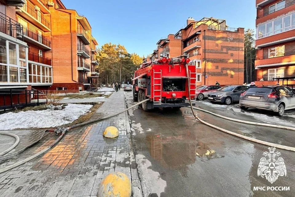 Возгорание произошло в квартире на 4-5 этажах. Фото: МЧС России по Новосибирской области.