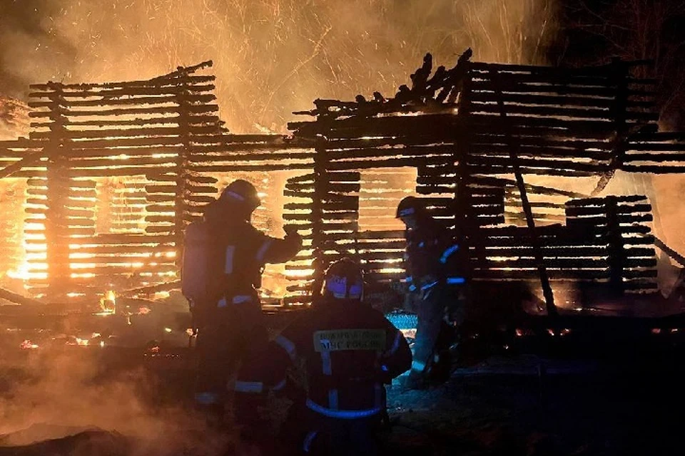 В Бердянске Запорожской области загорелся двухэтажный дом. ФОТО: ГУ МЧС России по Запорожской области