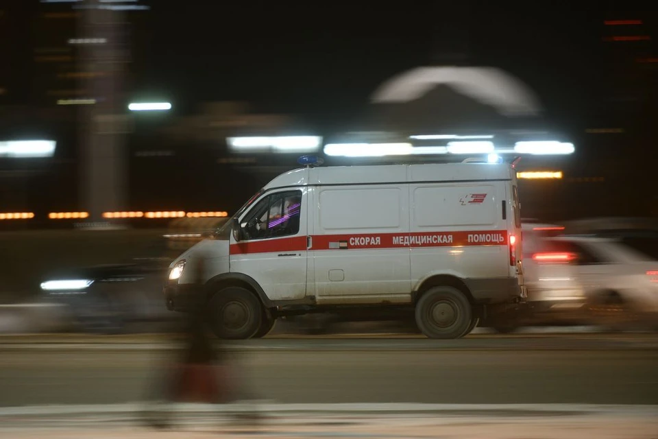 До приезда скорой помощи спасатели выполняли сердечно-легочную реанимацию.