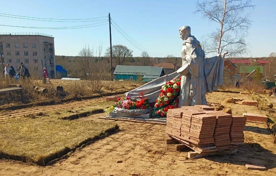 Идет ремонт на мемориале в Калашниково.
