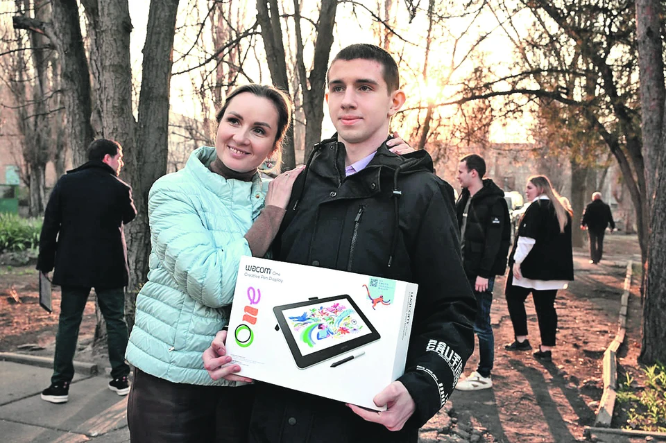 Юный художник Николай из Мелитополя получил в подарок профессиональный графический планшет.