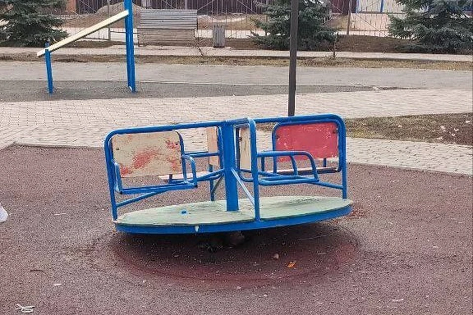 На площадке порвали качели и сломали детскую карусель. Фото: Дмитрий Дьяченко