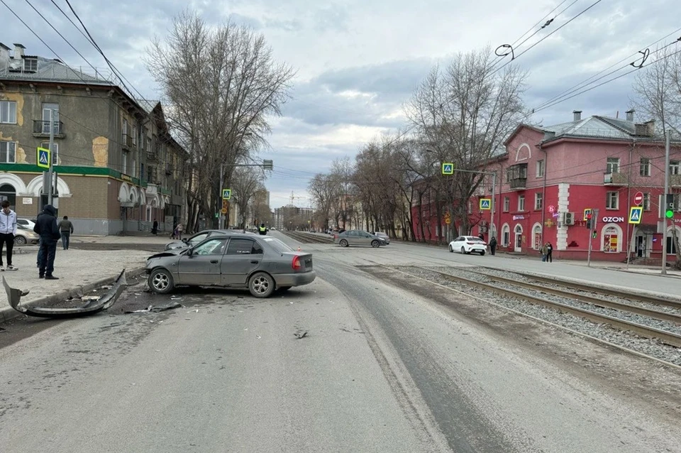 Иномарка разбилась в ДТП с такси на улице Мира в Новосибирске. Фото: ГАИ Новосибирска