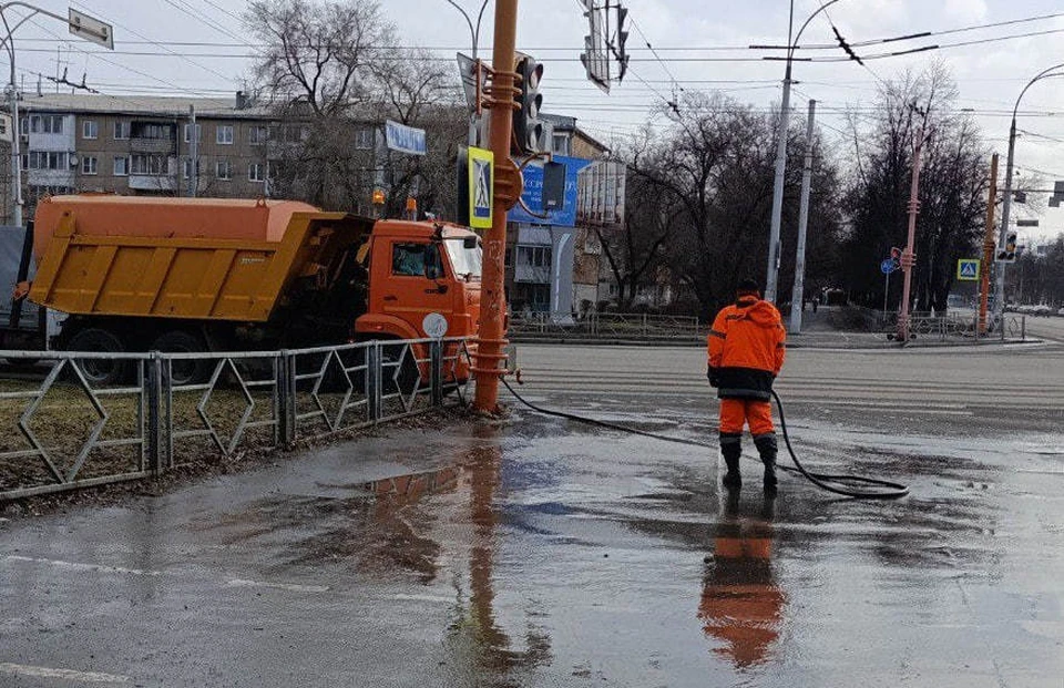 Городские службы проводят уборку в Кемерове. Фото: администрация Кемерова.