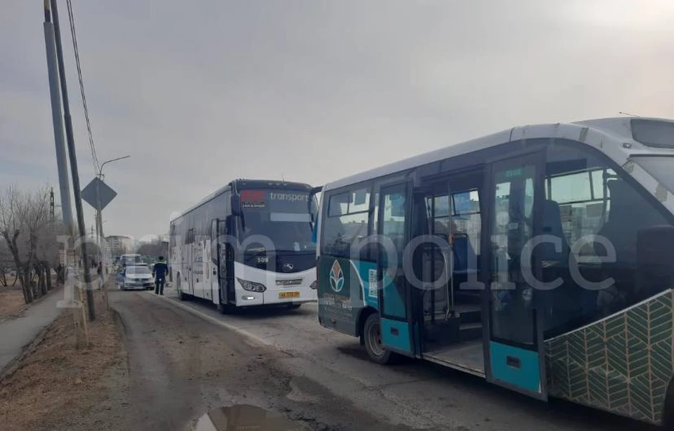 В результате ДТП пострадала пассажирка маршрутного автобуса. Фото: пресс-служба УМВД России по Приморскому краю.