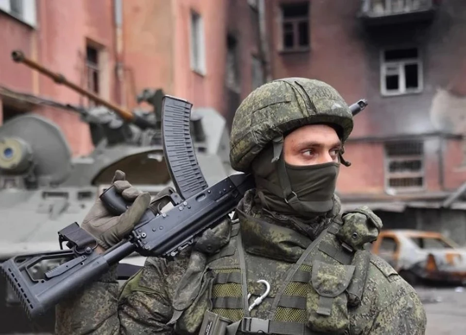 Видео с поднявшими флаг РФ бойцами в освобожденном Гуево опубликовало Минобороны