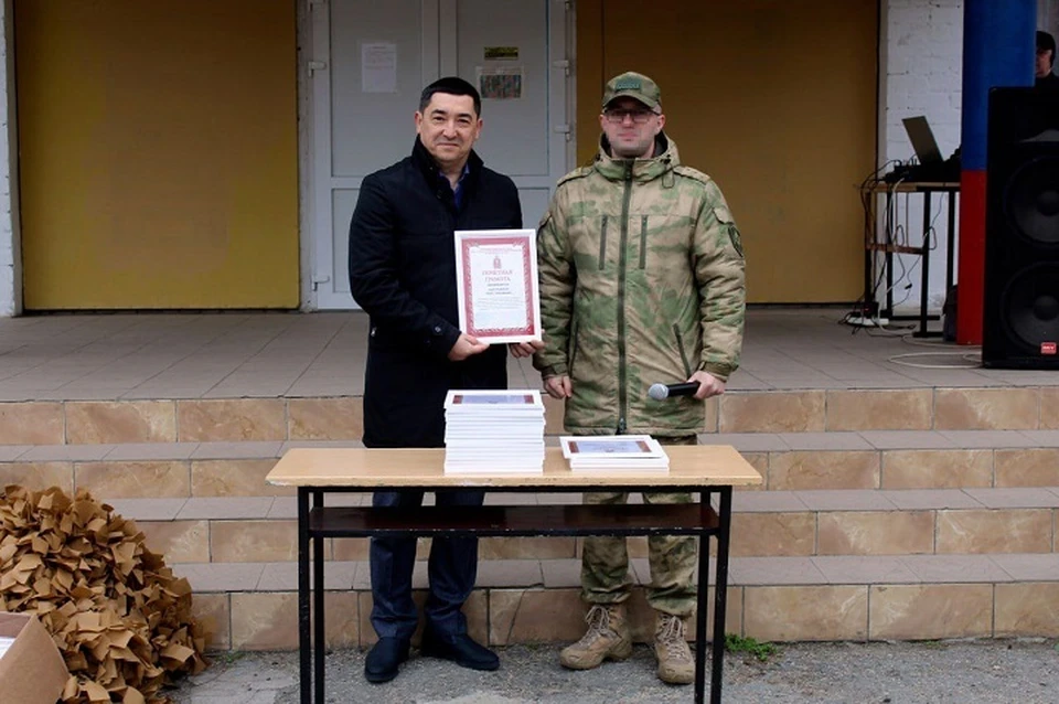 В Херсонской области наградили студентов, которые изготовили маскировочные сети для бойцов спецоперации. ФОТО: Управление Росгвардии по Херсонской области