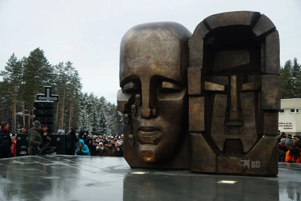 «Маски Скорби» в Екатеринбурге, сделанные Эрнстом Неизвестным