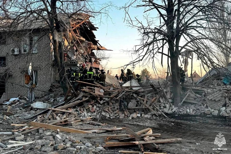 Под завалами спасатели нашли тела двух девочек - 9 и 11 лет. ФОТО: МЧС России