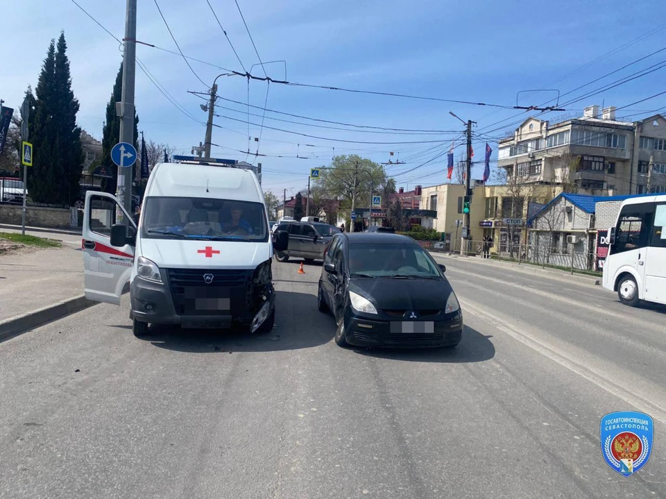 Водитель легкового автомобиля не уступил дорогу машине скорой помощи. Фото: Полиция Севастополя/Tg