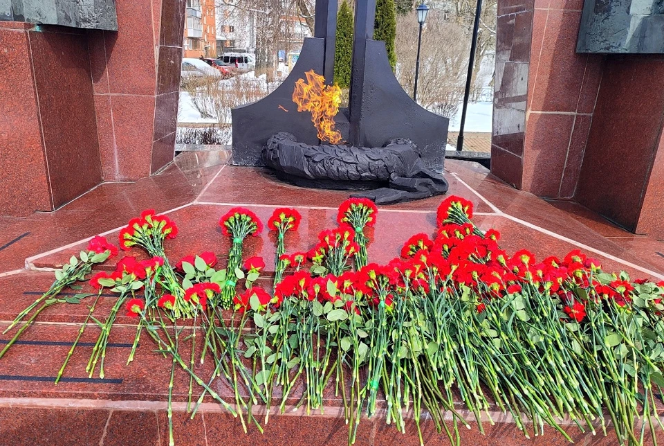 Вечный огонь теперь горит в постоянном режиме на Смоленском захоронении.