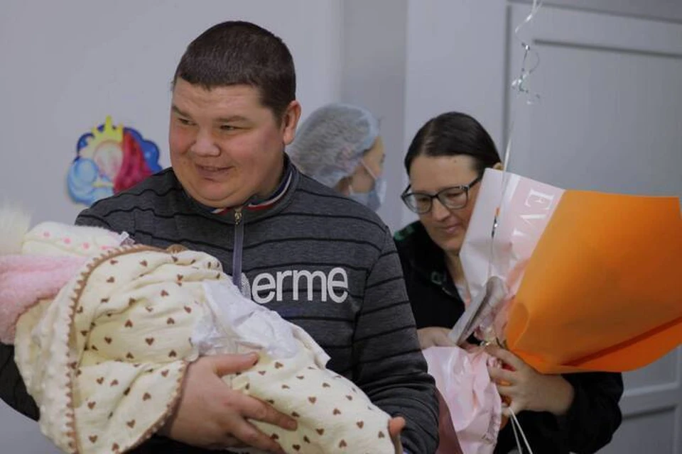 Наборы новорожденных вручили семьям на выписке из родильного отделения Генического ЦРБ. Фото: тг-канал Сергея Георгиева