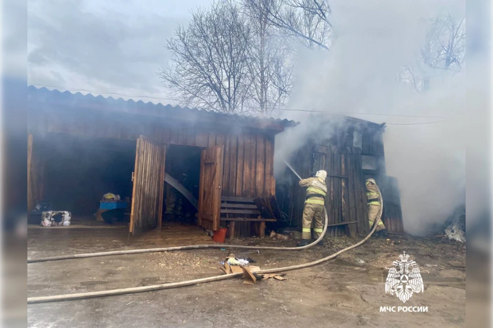 Огнеборцы ПСЧ-35 на месте происшествия. Фото: МЧС Тверской области.
