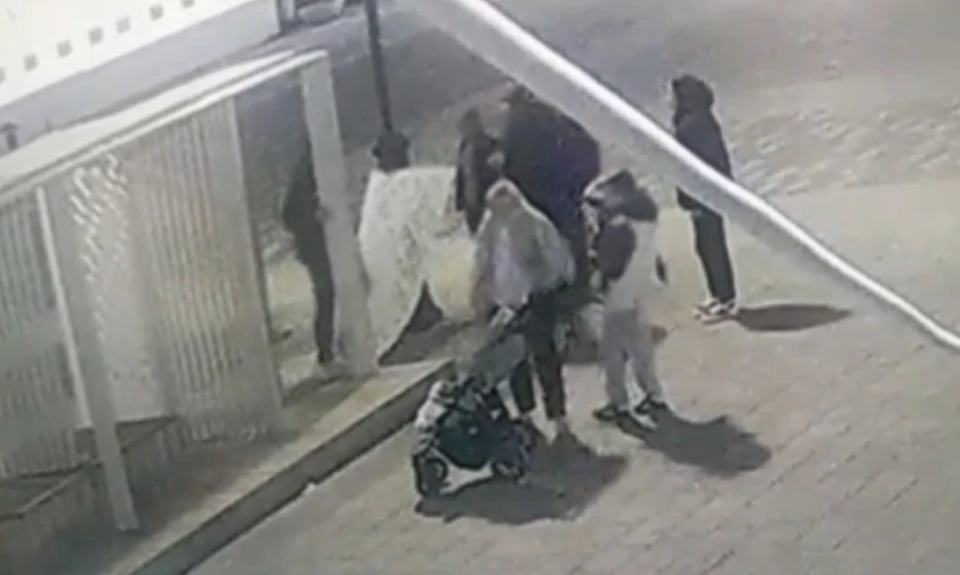 Вандалы выломали стенку качелей в центре Касимова на глазах у прохожих.