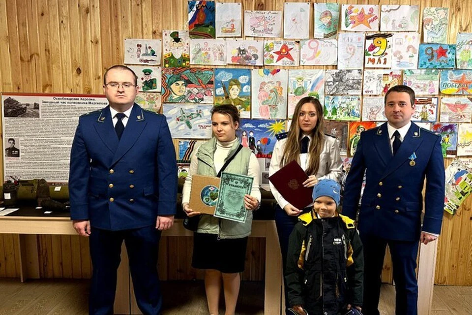 Прокуроры наградили генических детей за лучшие рисунки на тему ВОВ. Фото: прокуратура Херсонской области