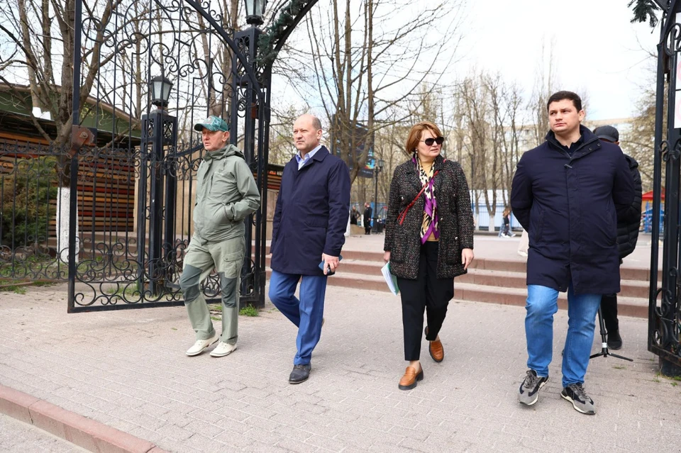 Во время рабочего объезда парков в Советском районе Александр Скрябин выслушал жалобы и предложения местных жителей. Фото: администрация Ростова