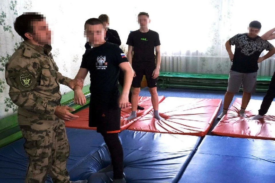 Открытую тренировку по самбо для ребят провел представитель Росгвардии. ФОТО: Управление Росгвардии в Херсонской области