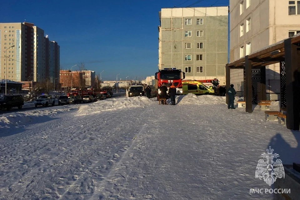 Спасатели эвакуировали 13 человек во время пожара в Якутске. Фото: ГУ МЧС России по РС (Я)
