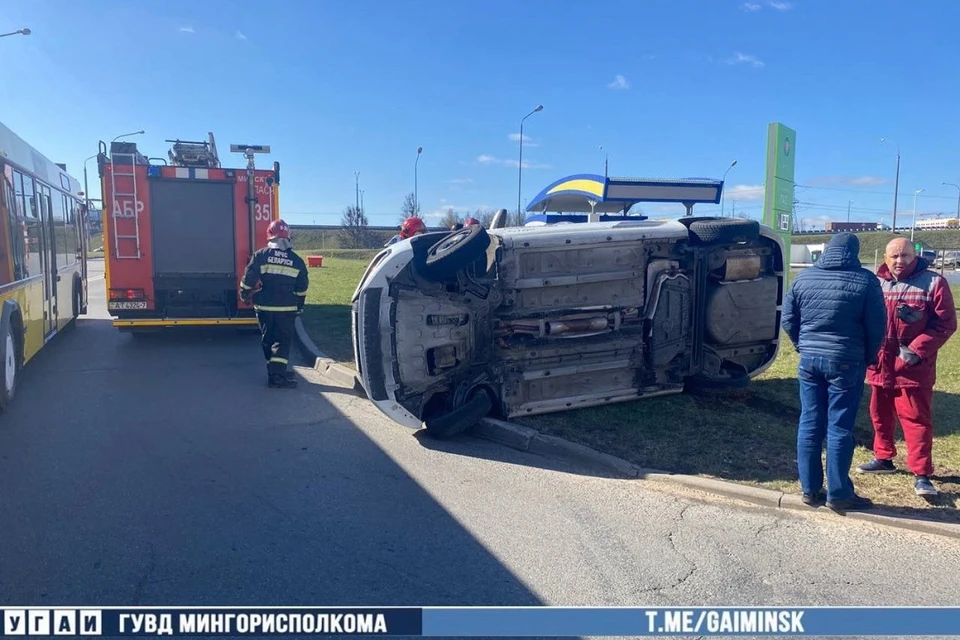 В Минске опрокинулся автомобиль. Фото: УГАИ ГУВД Мингорисполкома.