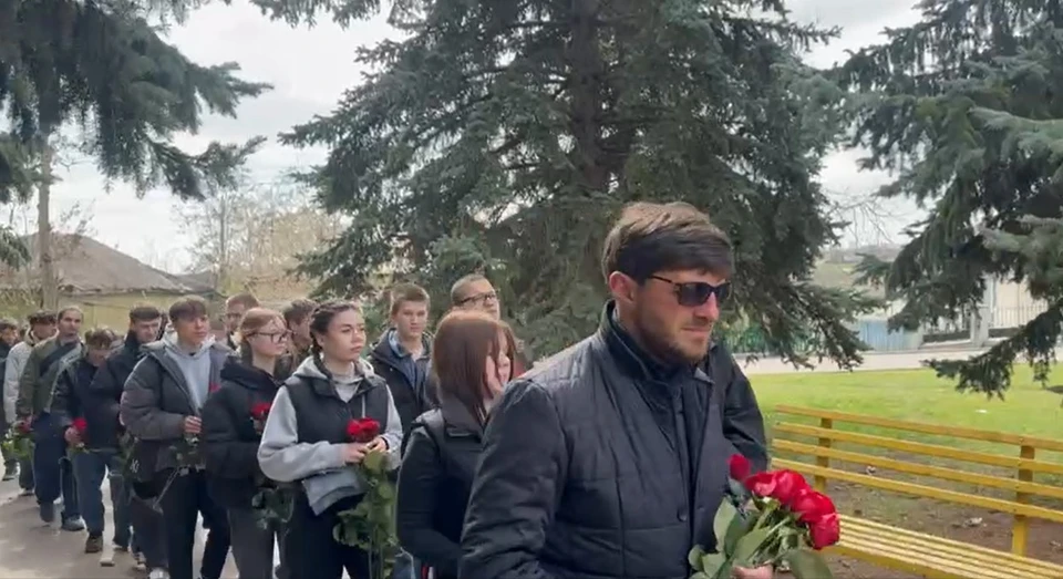 Жители, школьники и студенты почтили память первопроходца космоса, открывшего человечеству путь к звёздам.