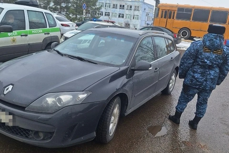 Ярославец оплатил все штрафы, пока его "Рено" везли на спецстоянку. ФОТО: УФССП по Ярославской области